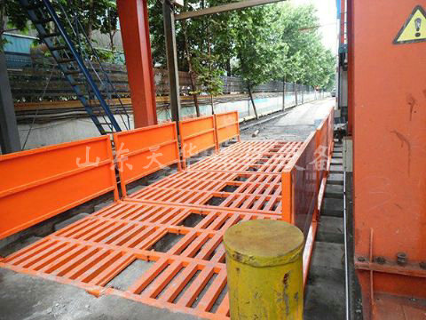 點擊查看詳細信息<br>標題：濟寧唐口煤礦4X12米煤礦專用洗車機 閱讀次數：2364